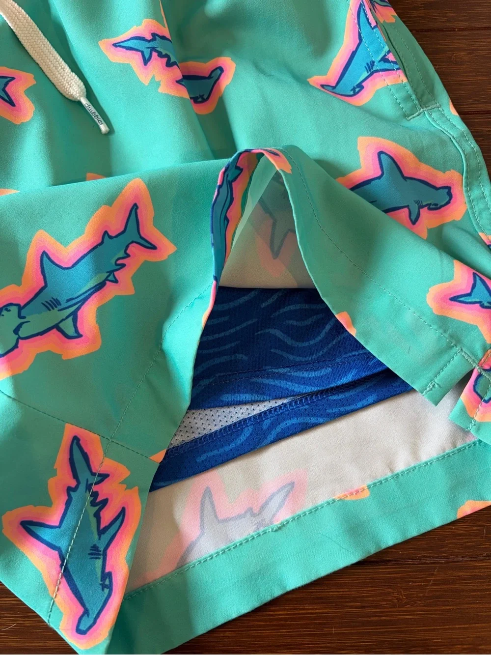 Chubbies Swimming Shorts Men’s Small Shark Water Teal Trunks 5.5 inch inseam